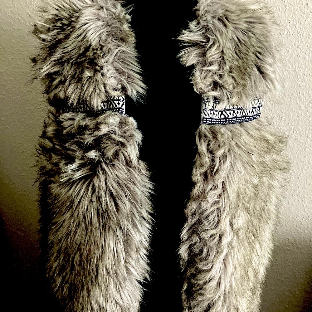 Vest Forever 21  (S) cozy faux fur in gray tones, decorative band Fully Lined